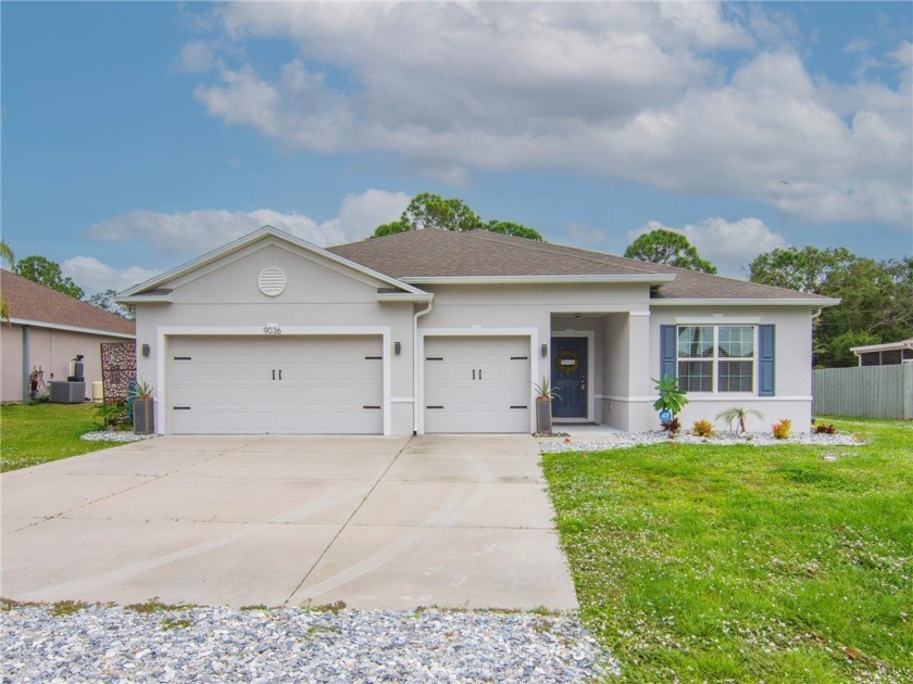 Discover your dream home! This 3-bed, 2-bath home boasts a 3-car - Beach Home for sale in Vero Beach, Florida on Beachhouse.com