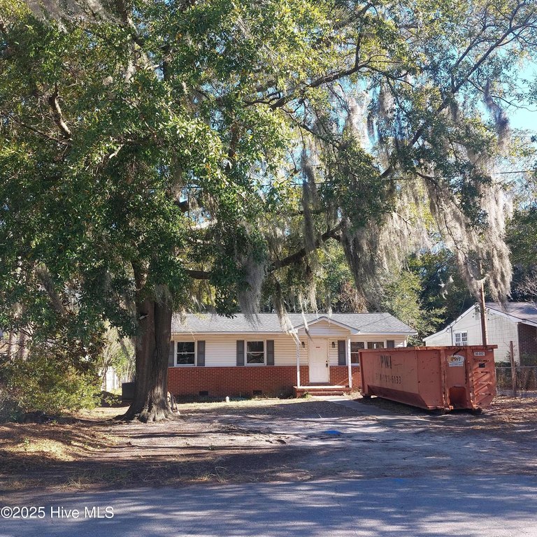 Attention investors and flippers... 3, possible 4, bedroom, 2 - Beach Home for sale in Wilmington, North Carolina on Beachhouse.com