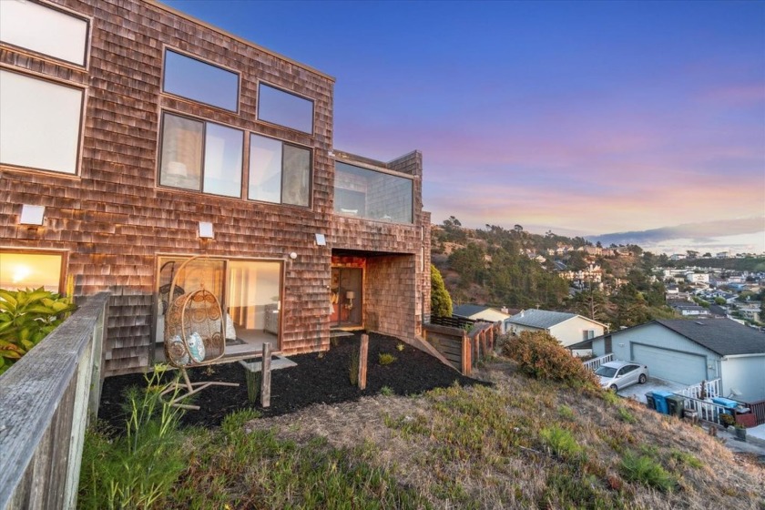 Now is the time to own a beautifully remodeled townhome with - Beach Townhome/Townhouse for sale in Pacifica, California on Beachhouse.com