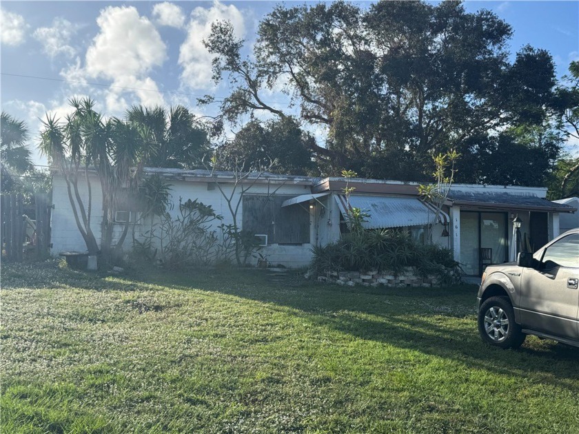 This 2 bedroom, 1 bathroom single-family home offers a unique - Beach Home for sale in Vero Beach, Florida on Beachhouse.com