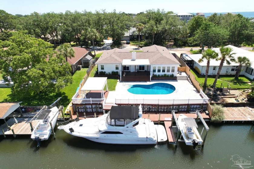 LIVE THE FLORIDA WATERFRONT DREAM!! Have you been waiting for - Beach Home for sale in Gulf Breeze, Florida on Beachhouse.com