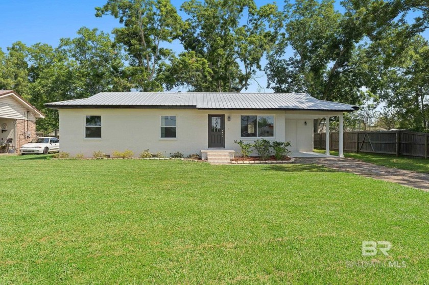 MOVE IN READY! This three bedroom, two bath home has brand new - Beach Home for sale in Fairhope, Alabama on Beachhouse.com