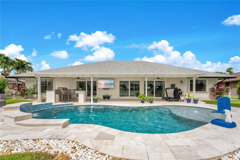 Golf membership is OPTIONAL! Turn-key 3/2 lakefront home+den - Beach Home for sale in Hobe Sound, Florida on Beachhouse.com