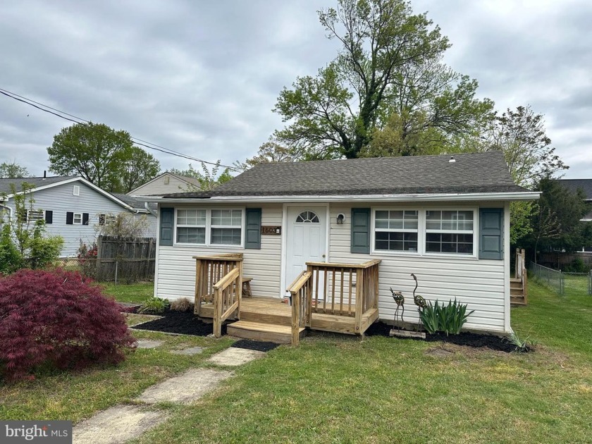 Welcome to 1603 Ruxton Road! This adorable rancher is in need of - Beach Home for sale in Edgewater, Maryland on Beachhouse.com
