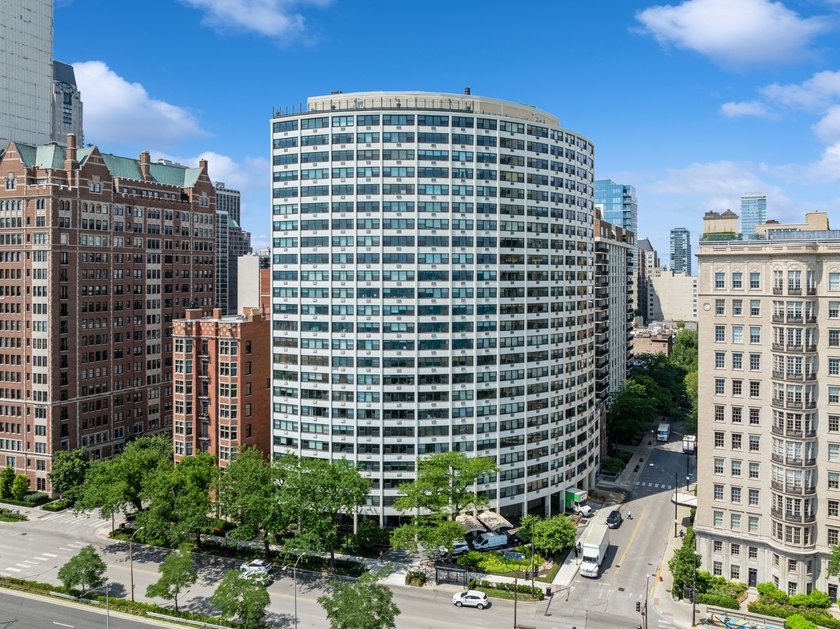 This home spans the full breadth of the building. A beautifully - Beach Condo for sale in Chicago, Illinois on Beachhouse.com