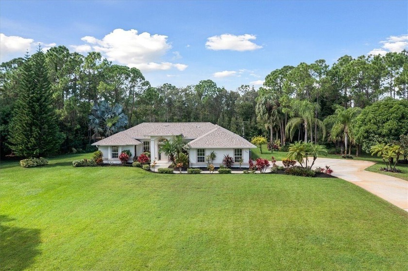 Custom retreat in Vero Lake Estates!1.12 acres, this 3-BR - Beach Home for sale in Vero Beach, Florida on Beachhouse.com