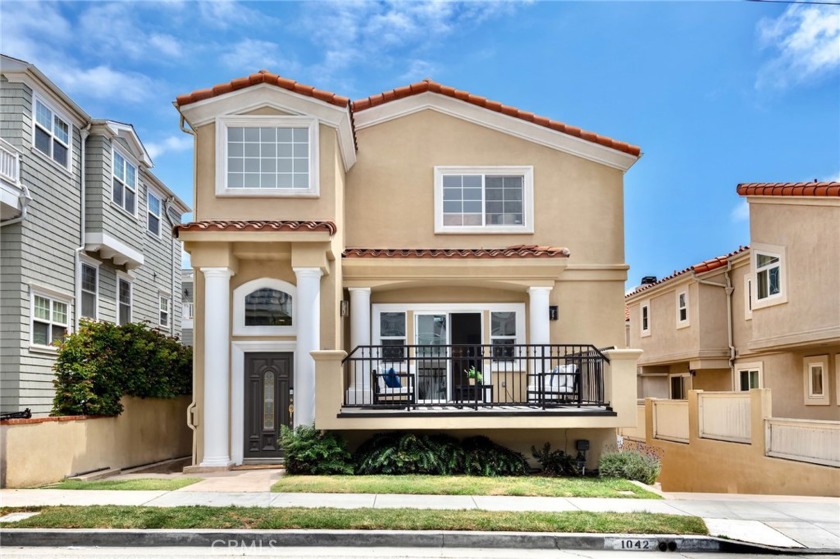 You will instantly feel at home as you enter this elegant - Beach Townhome/Townhouse for sale in Hermosa Beach, California on Beachhouse.com