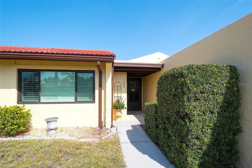 Step inside this charming 1 bedroom/1 bath condo and you'll - Beach Condo for sale in Bradenton, Florida on Beachhouse.com