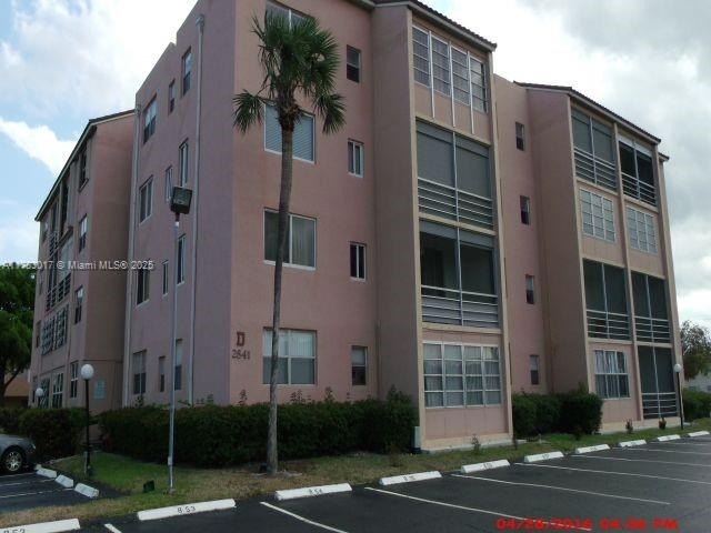 Fantastic and spacious  one bedroom, one- bathroom unit with a - Beach Condo for sale in Lauderdale Lakes, Florida on Beachhouse.com
