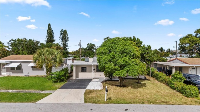 Charming, cozy, and contemporary, this three bedroom home has - Beach Home for sale in Boynton Beach, Florida on Beachhouse.com