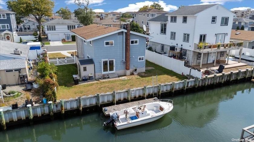 This amazing waterfront home is a boater's dream, just 6 minutes - Beach Home for sale in Freeport, New York on Beachhouse.com