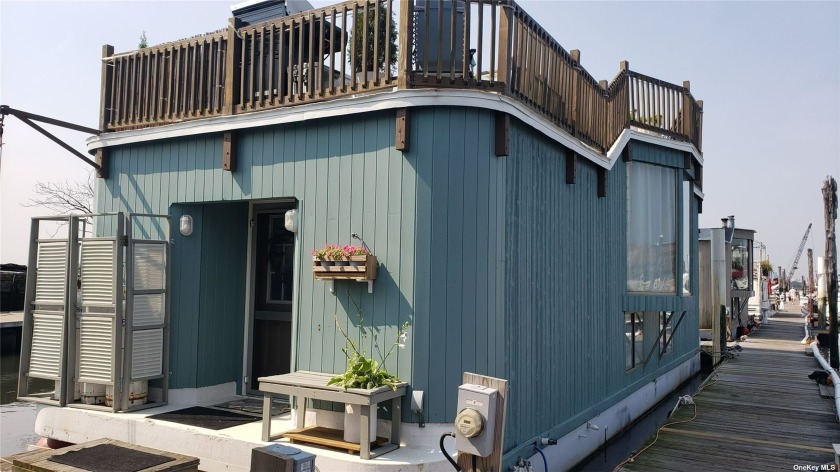 Updated *HOUSEBOAT* (Sundance style) 22' X 44' features 2 - Beach Home for sale in College Point, New York on Beachhouse.com