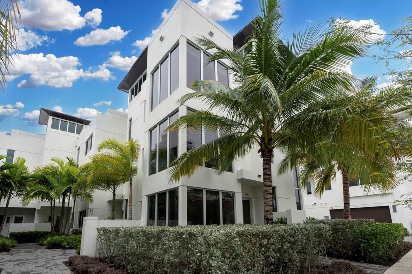Stunning Townhouse in Lauderdale By The Sea. Nestled just 3 - Beach Townhome/Townhouse for sale in Lauderdale By The Sea, Florida on Beachhouse.com