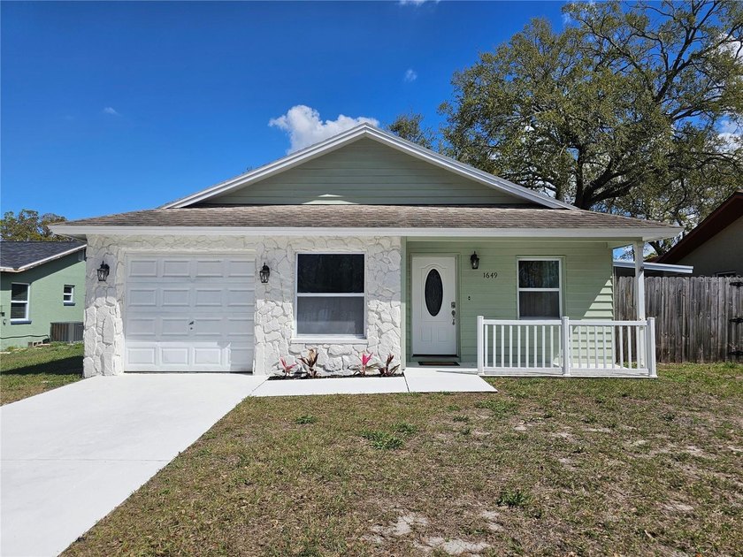 RARE LARGO OPPORTUNITY JUST MINUTES FROM THE BEACH!! 
This is - Beach Home for sale in Largo, Florida on Beachhouse.com