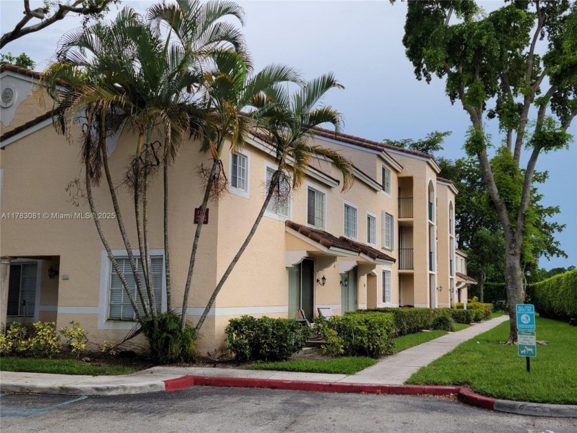 AMAZING APARTMENT LAKE VIEW ONE BEDROOM, ONE BATHROOM THE BEST - Beach Condo for sale in West Palm Beach, Florida on Beachhouse.com