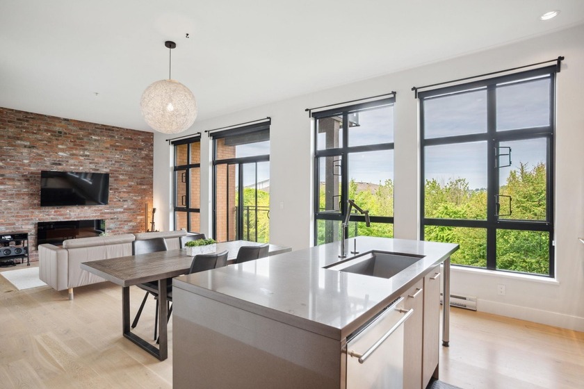 DEAL ALERT! For those seeking daily architectural inspiration in - Beach Condo for sale in New Westminster, BC on Beachhouse.com