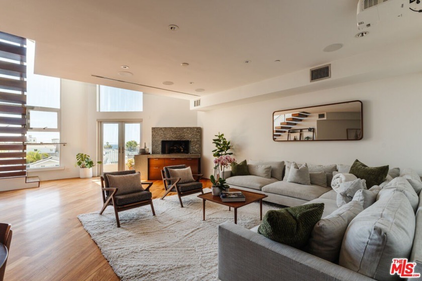 Imagine waking up with the ocean as your backdrop, the horizon - Beach Condo for sale in Venice, California on Beachhouse.com