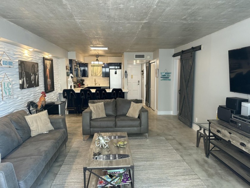 This spacious condo has 1 bedroom and 1.5 bathrooms with a large - Beach Condo for sale in South Palm Beach, Florida on Beachhouse.com