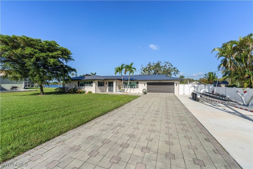 This stunning riverfront home in Fort Myers offers breathtaking - Beach Home for sale in Fort Myers, Florida on Beachhouse.com