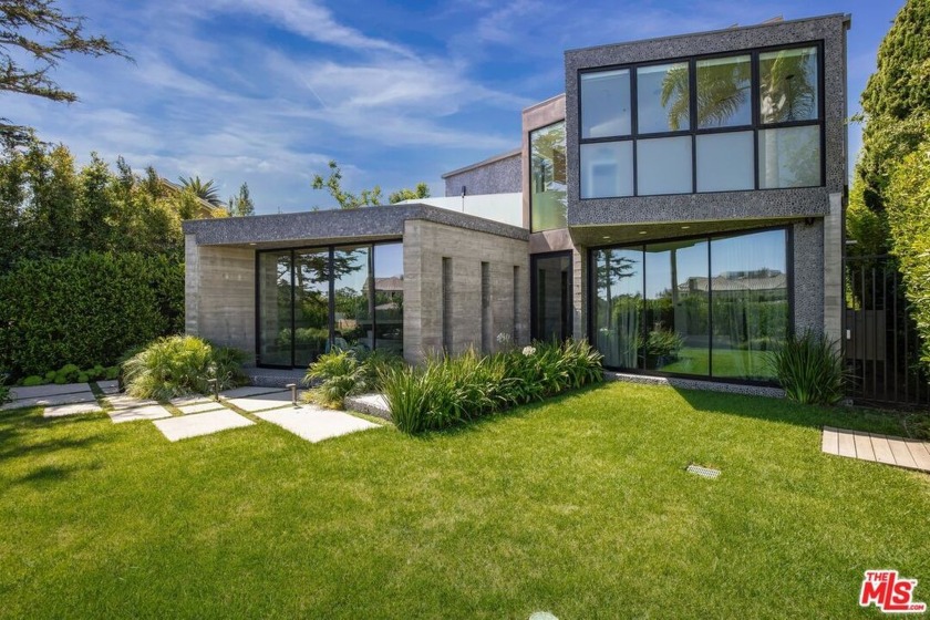 Modern masterpiece located on one of the most coveted streets in - Beach Home for sale in Santa Monica, California on Beachhouse.com