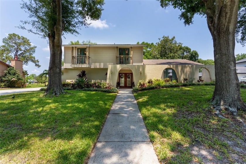 BEAUTIFUL GOLF COURSE POOL HOME! This large 4 BEDROOM, 2.5 - Beach Home for sale in Tampa, Florida on Beachhouse.com