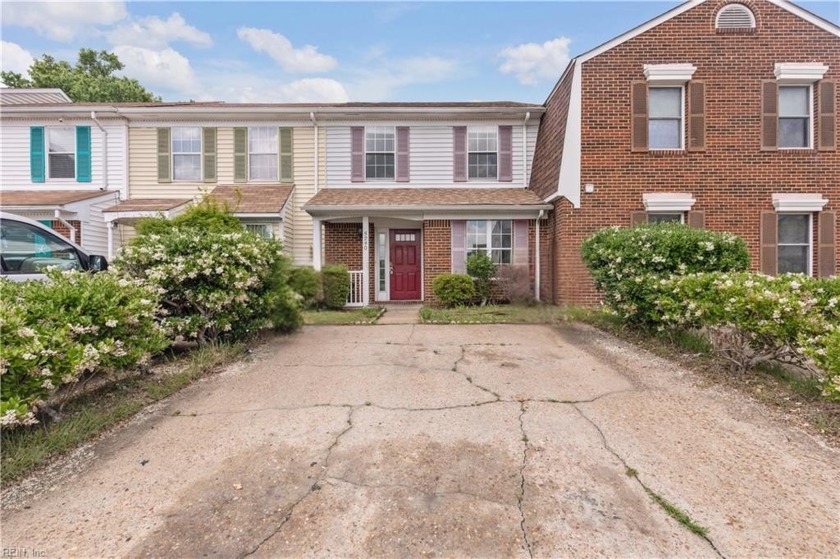 Welcome to 5240 Settlers Park Drive - a 3 bed, 2 bath, 1,360 sq - Beach Townhome/Townhouse for sale in Virginia Beach, Virginia on Beachhouse.com