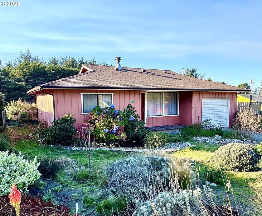 Looking for a cozy home near the beach and great fishing? - Beach Home for sale in Gold Beach, Oregon on Beachhouse.com