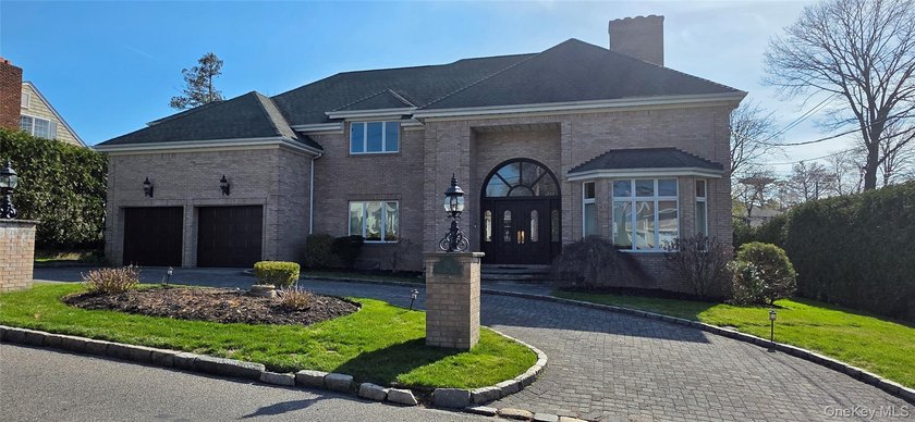 This stunning contemporary brick, five bedroom, 5.5 bath home - Beach Home for sale in New Rochelle, New York on Beachhouse.com