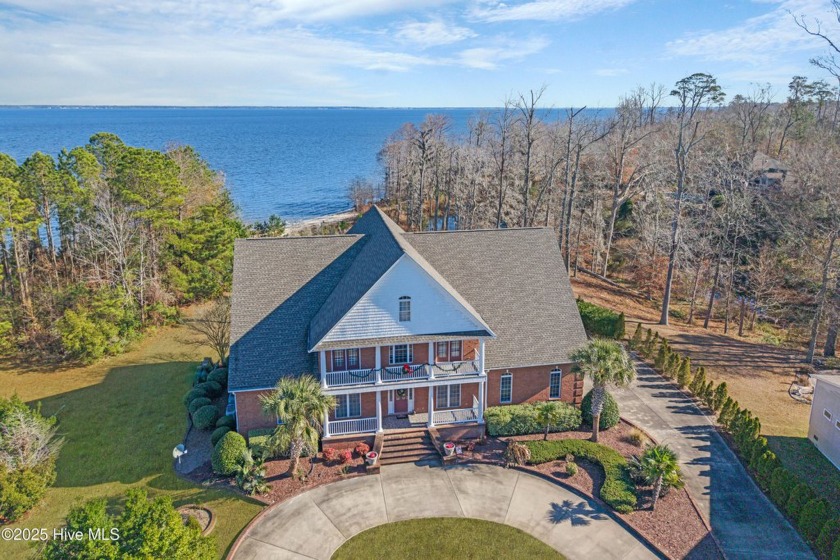 STUNNING Traditional, 5 bedroom, 4.5 baths. finished basement - Beach Home for sale in New Bern, North Carolina on Beachhouse.com