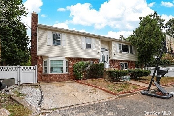 This charming Hi-Ranch style home is perfect for spacious living - Beach Home for sale in Bayville, New York on Beachhouse.com