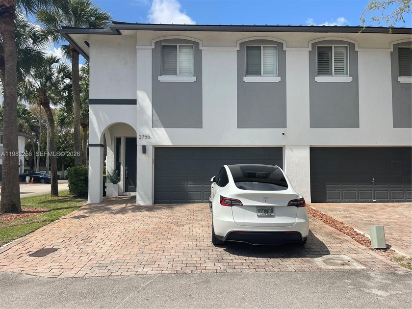 Beautiful 4-bedroom, 2.5-bath corner townhouse located in the - Beach Townhome/Townhouse for sale in Dania, Florida on Beachhouse.com
