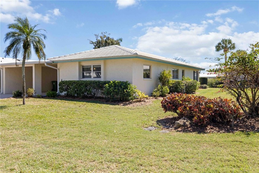 This beautifully maintained 2 bedroom, 2 bathroom home offers - Beach Home for sale in Bradenton, Florida on Beachhouse.com
