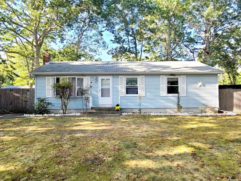 Great starter home! Well maintained Ranch with 3 Bedrooms/1.5 - Beach Home for sale in Mastic Beach, New York on Beachhouse.com