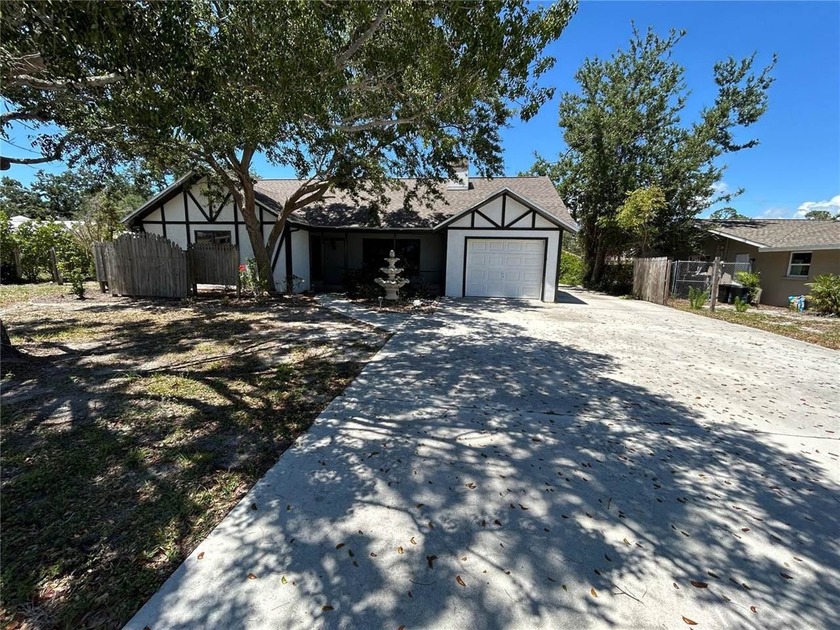 Welcome to your charming 2-bedroom, 2-bathroom pool home in - Beach Home for sale in Englewood, Florida on Beachhouse.com