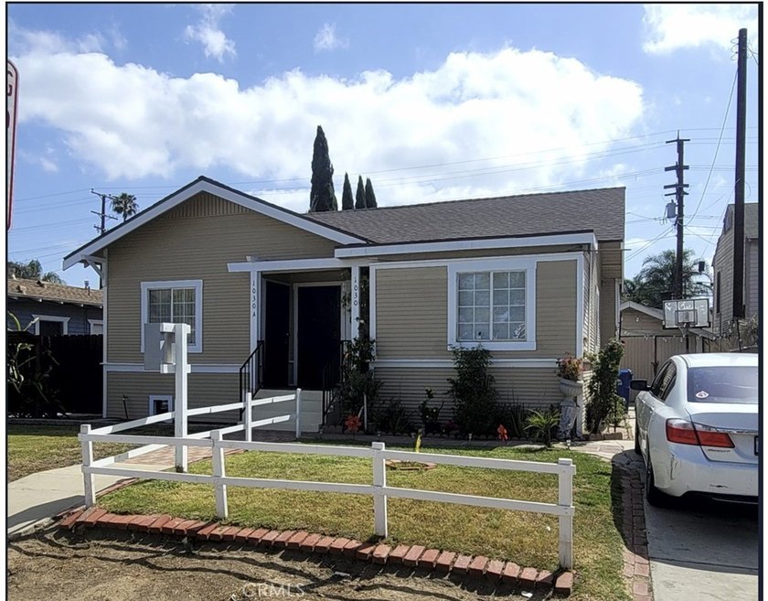 Quaint 2 Front units. The 3 bedroom back unit is a separate - Beach Townhome/Townhouse for sale in Long Beach, California on Beachhouse.com