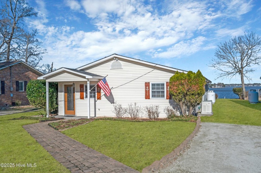 Vacation all year long at this darling, riverfront cottage - Beach Home for sale in Chocowinity, North Carolina on Beachhouse.com