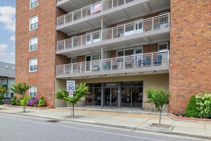 Welcome to Lido Shores in Long Beach!! This spacious 2-bedroom - Beach Home for sale in Long Beach, New York on Beachhouse.com