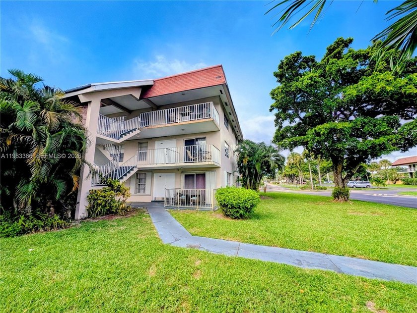 REDUCED PRICE! MOTIVATED SELLER! Well-maintained, freshly - Beach Condo for sale in Lauderdale Lakes, Florida on Beachhouse.com