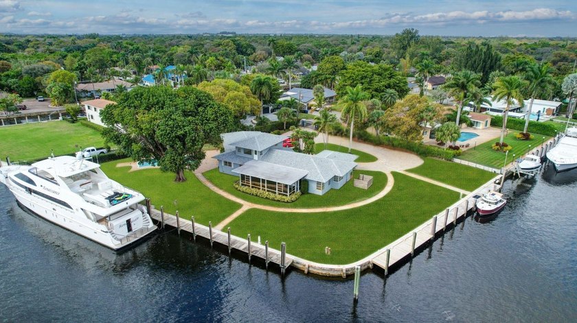 Valuable & rare point property under $4mm! Located in an idyllic - Beach Home for sale in Fort Lauderdale, Florida on Beachhouse.com