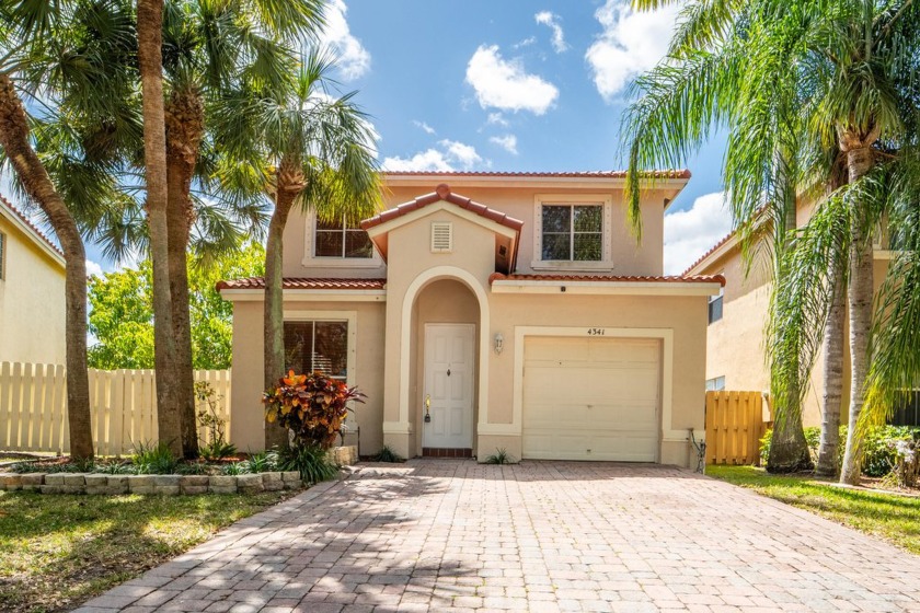 LOW HOA FEESNEWER ROOF 2022, AC 2022.SELLERS MOTIVATED!! Let's - Beach Home for sale in West Palm Beach, Florida on Beachhouse.com