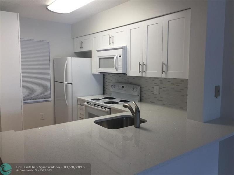BEAUTIFULLY UPDATED CONDO OVERLOOKING THE LAKE AND FOUNTAIN! - Beach Condo for sale in Pompano Beach, Florida on Beachhouse.com