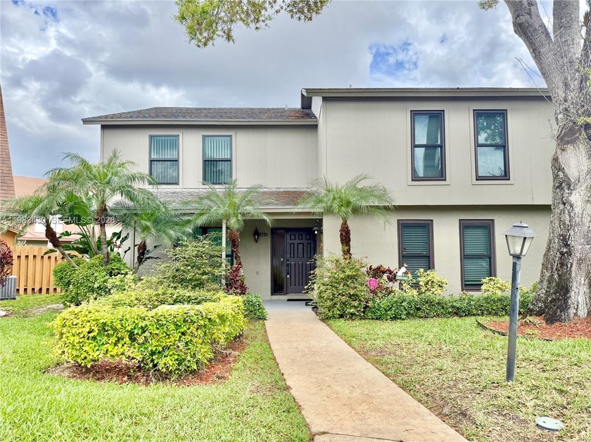 This centrally located Palm Beach Gardens townhome features 3 - Beach Townhome/Townhouse for sale in Palm Beach Gardens, Florida on Beachhouse.com