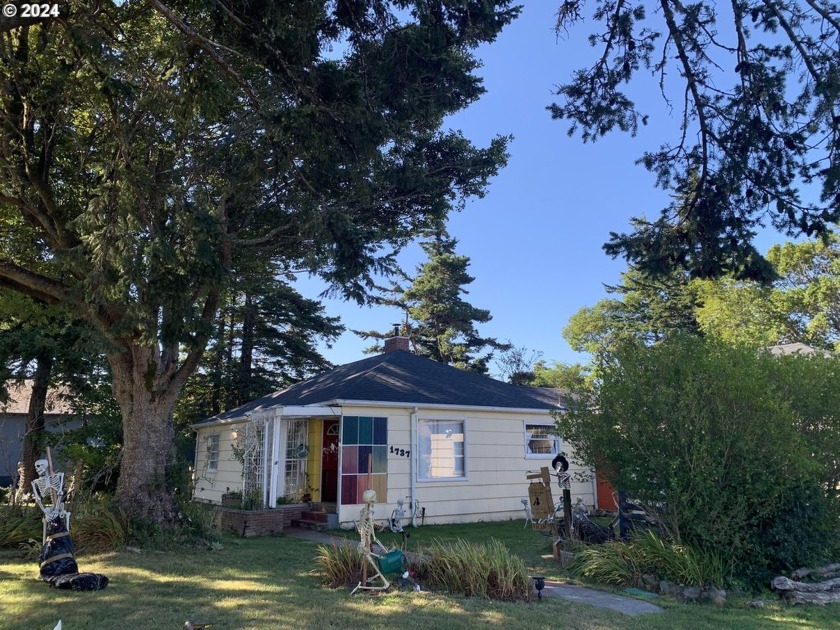 Charming 3-Bedroom Home with Bonus Lot - Minutes from the Beach! - Beach Home for sale in Port Orford, Oregon on Beachhouse.com