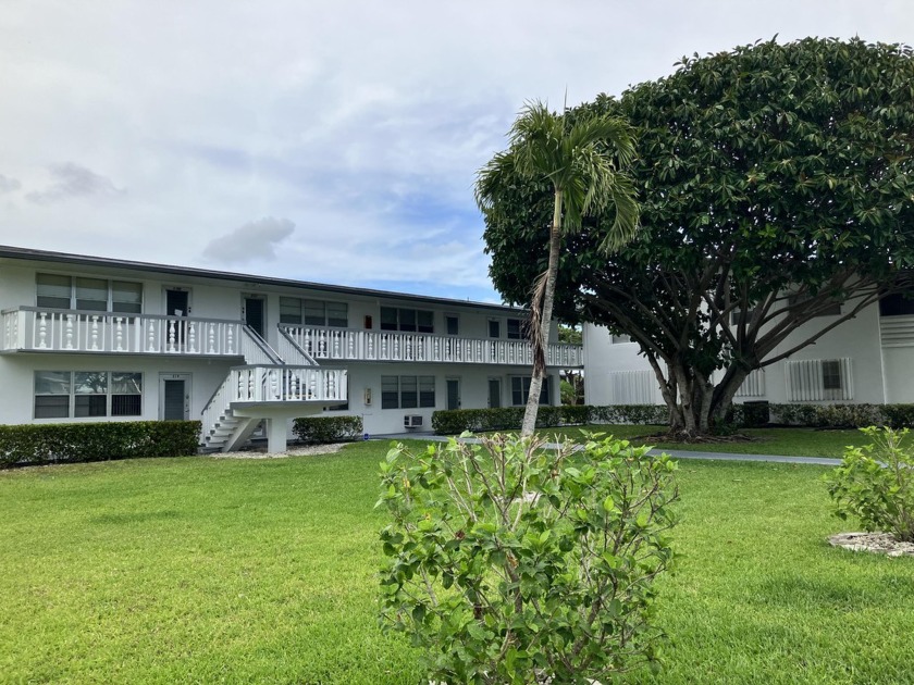 Corner Unit, 1 BR 1, 1/2 Bath, first floor, great building - Beach Condo for sale in West Palm Beach, Florida on Beachhouse.com