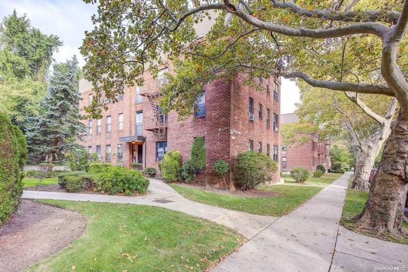 Newly renovated ground floor unit at Rocky Hill Terrace.  This 2 - Beach Home for sale in Bayside, New York on Beachhouse.com