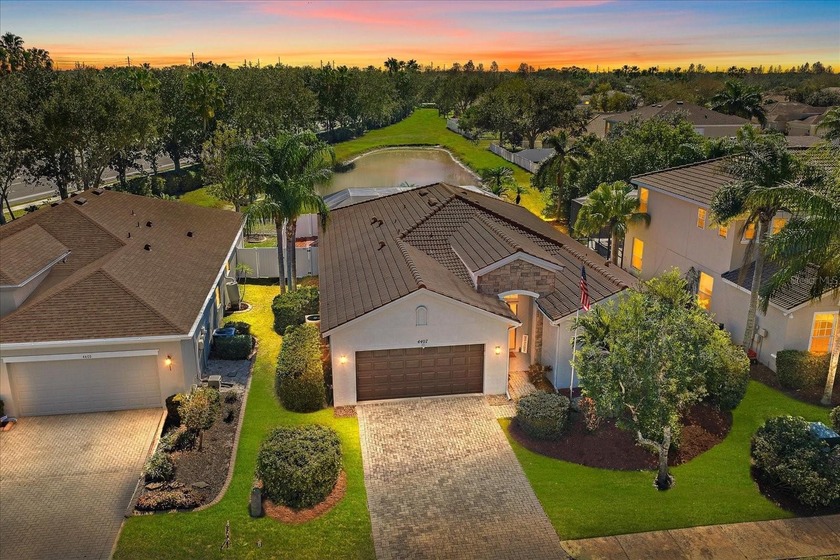 LIVE ON VACATION NOW in this spacious (FORMER MODEL) POOL HOME - Beach Home for sale in Bradenton, Florida on Beachhouse.com