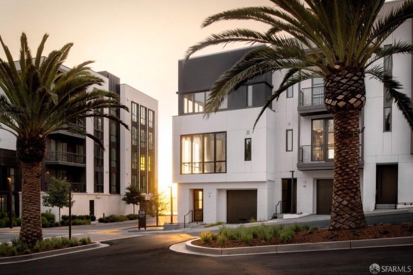 This incredible 3-story townhome features 2 bedrooms w/ loft, a - Beach Home for sale in San Francisco, California on Beachhouse.com