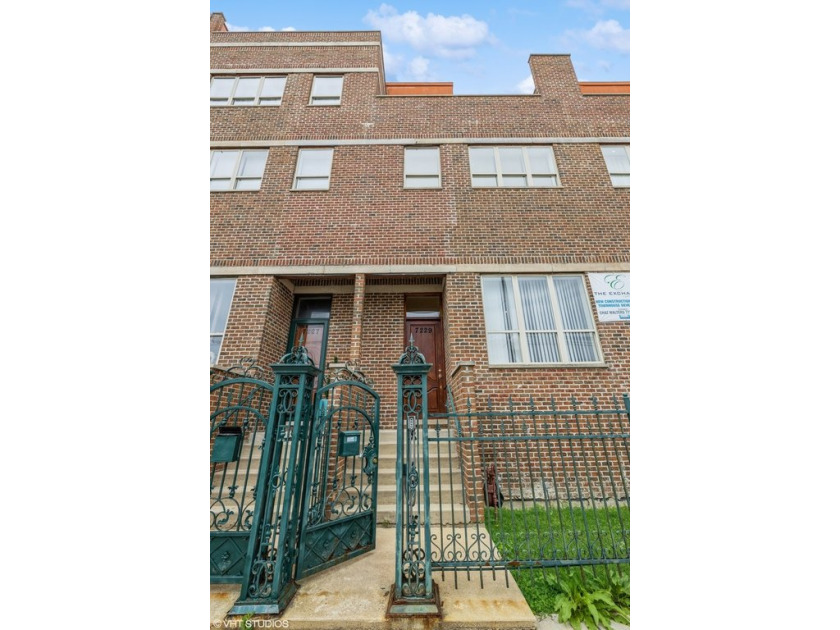 This is an AMAZING opportunity to secure over $60K in equity! - Beach Townhome/Townhouse for sale in Chicago, Illinois on Beachhouse.com