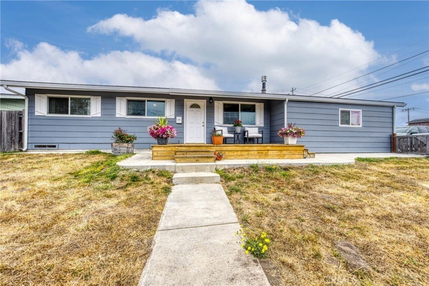 This beautifully modernized, single-level beach house perfectly - Beach Home for sale in Fort Bragg, California on Beachhouse.com