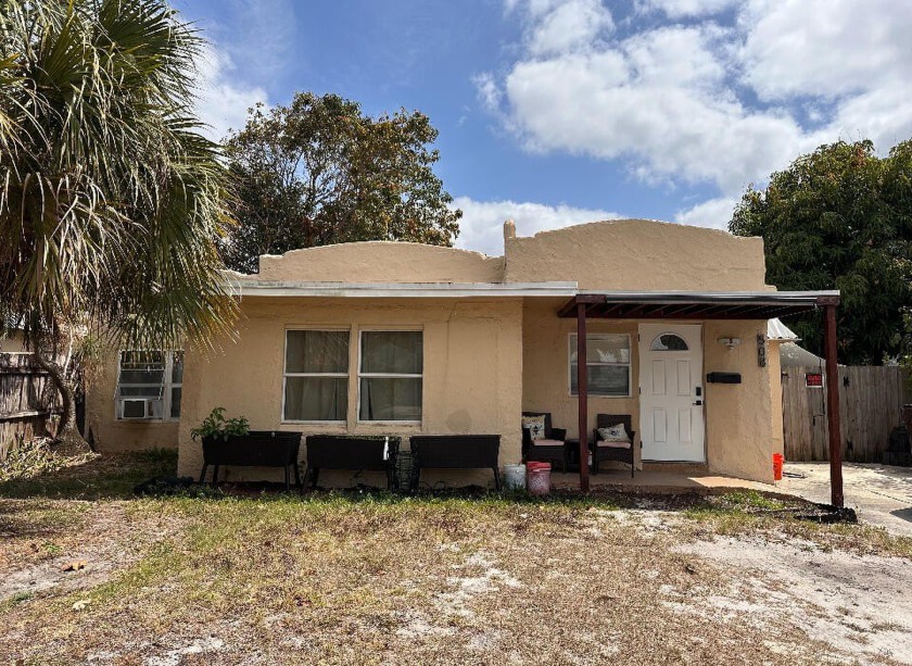 2/1 HAS FULL REMODELED KITCHEN WITH GRANITE & SS APPLIANCES - Beach Townhome/Townhouse for sale in West Palm Beach, Florida on Beachhouse.com